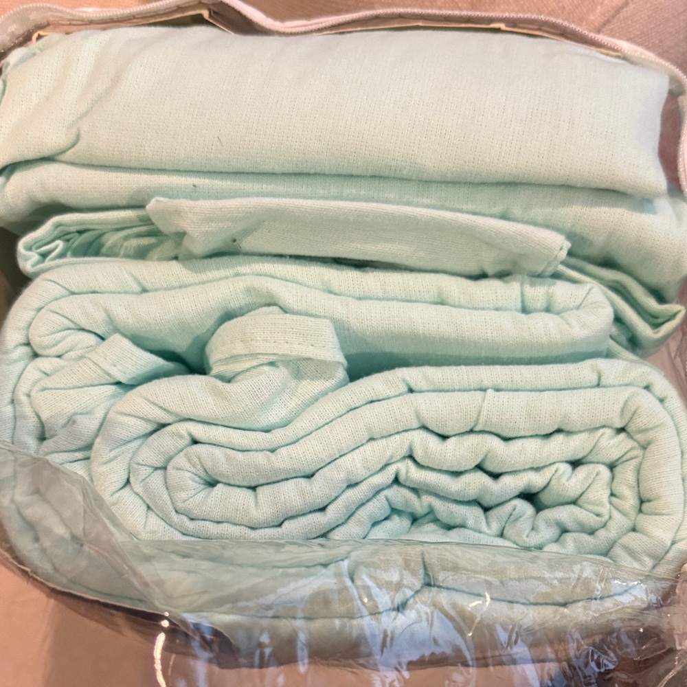 7 For All Mankind Green Queen Sheet Set in Packaging - Picture 3 of 4